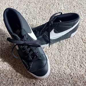Nike Men's Black and White Casual Sneakers